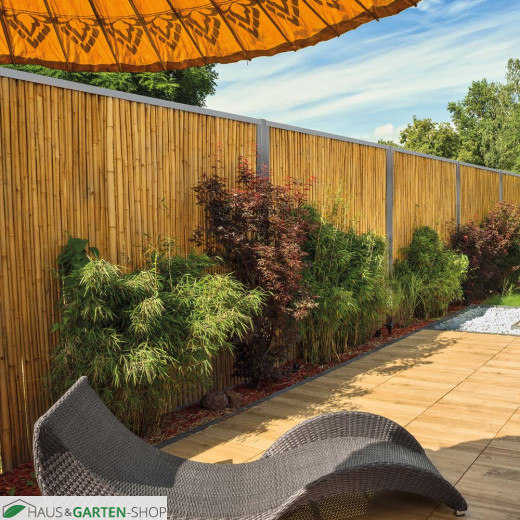 Bambuswand mit Edelstahlrahmen als Sichtschutz im Garten