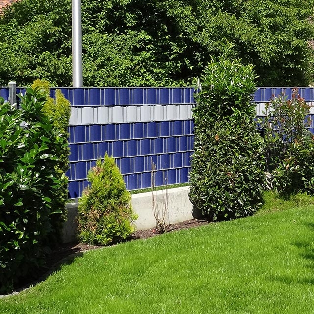 Sichtschutzstreifen: Ultramarin Blau - Anwendung M-tec Profi-line® Kunststoffstreifen ultramarin blau