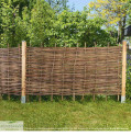 Haselnuss Flechtzaun Bauerngarten - Befestigung mit Holzpfosten