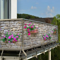 Balkonbanner mit farbstarken Geranien auf Steinmauer