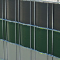 Sichtschutzstreifen aus Hart-PVC im Metallgitterzaun